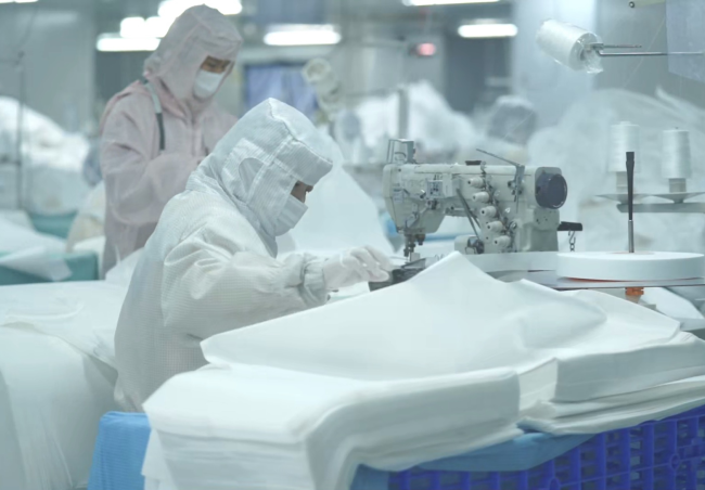 寶安日報報道｜這件“戰疫神器”寶安造！解密興業卓輝醫用一次性防護（hù）服生產過程