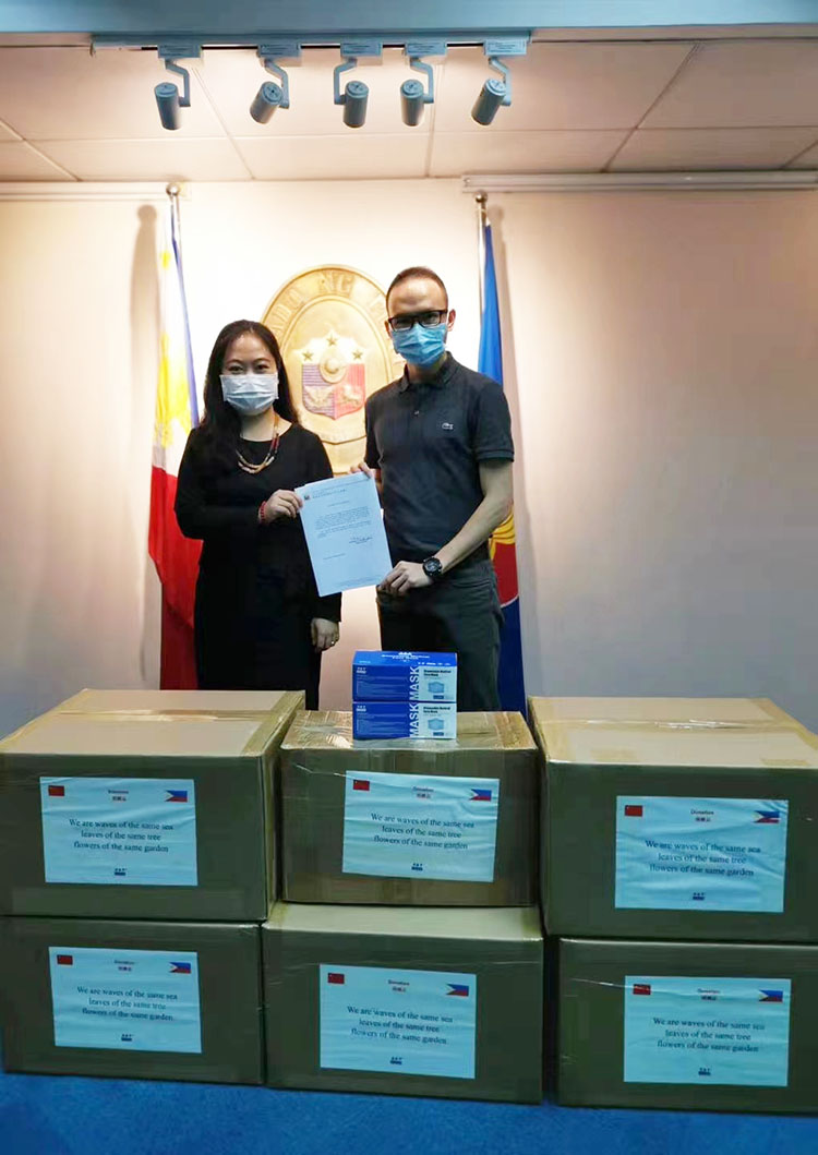 菲（fēi）律賓合影（yǐng）（菲（fēi）律賓領事館副領事Aprilfleur ，右：X&Y國際業務部經理Philip Zhang）-750.jpg