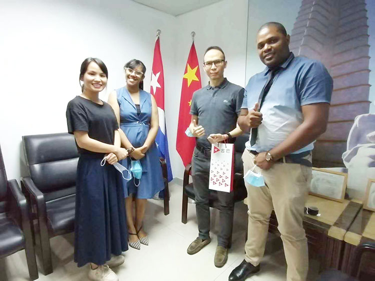 古巴合影 （合影（yǐng）：（左（zuǒ）到右：X&Y 海外銷售工程師Echo Tan，古巴駐廣州總領事Denisse L-750.jpg